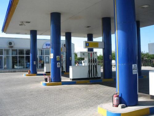 Incidentul s-a produs la inceputul lunii aprilie, transmite esp.md. Din imaginile surprinse de o camera de supraveghere instalata in apropiere, se vede cum un individ se apropie fara nici o graba de operatorul de la statia PECO.