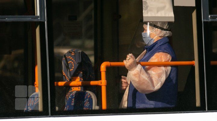 В Кишинёве женщина с ребёнком на руках устроила скандал в троллейбусе из-за замечания.