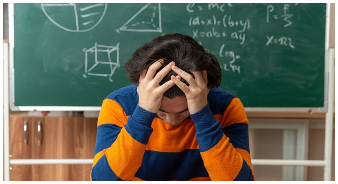 Un cadru didactic ar fi fost agresat de către părintele unui elev chiar în sala de clasă.