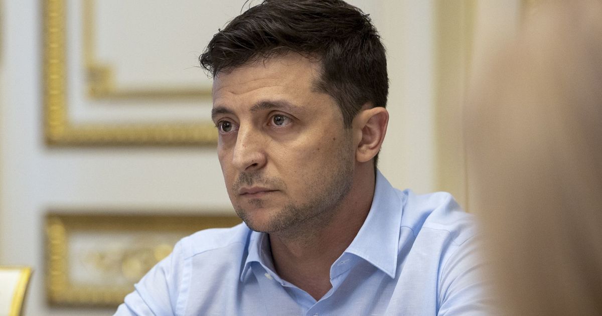 Украинцы просят Зеленского сделать доллар национальной валютой.
