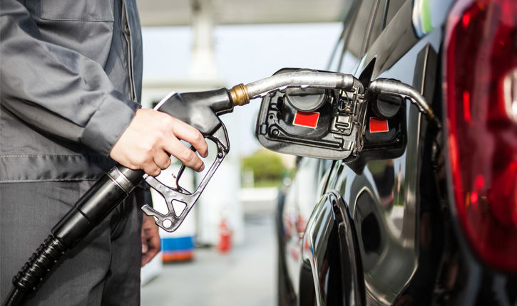 Benzina și motorina se ieftinesc.