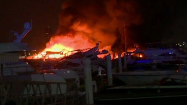 Очевидцы рассказали, что огонь вспыхнул на одной из яхт и быстро перекинулся на соседнюю.