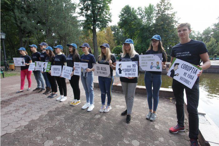 Группа молодых людей провела флешмоб против коррупции в образовании.