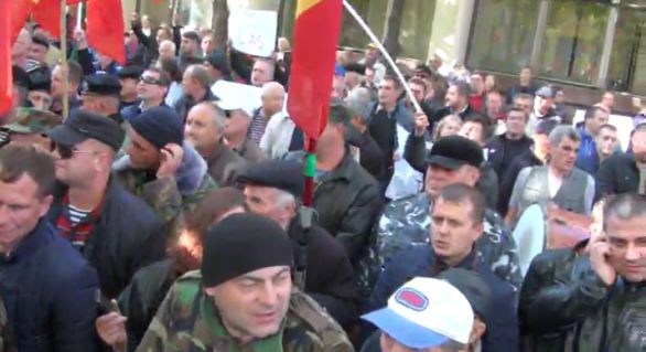 Protestatarii i-au cerut lui Timofti să nu promulge modificările la legea cu privire la Centrul Național Anticorupție, făcute joi în Parlament, cu voturile fracțiunilor PD, PSRM și PCRM.