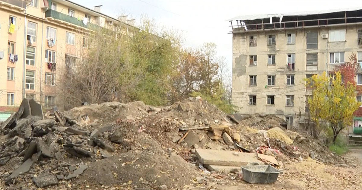 Curtea unui bloc de locuințe din Chișinău, transformată în depozit de deșeuri.