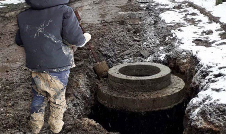 В Бельцах ребенок провалился в яму прямо перед входом в школу искусств.