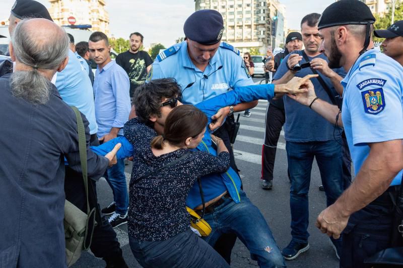 В Бухаресте произошли столкновения участников акции протеста с полицией.