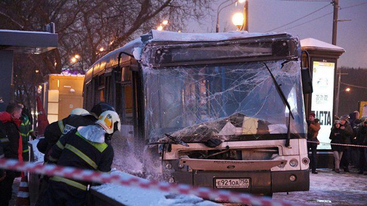 Teribilism la Moscova: Un autobuz a intrat într-o staţie de aşteptare. Foto: publika.md