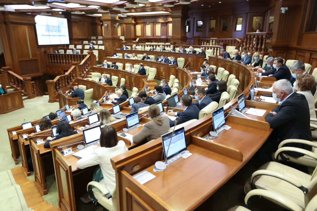 Парламент одобрил введение моратория на строительство АЗС на 6 месяцев.