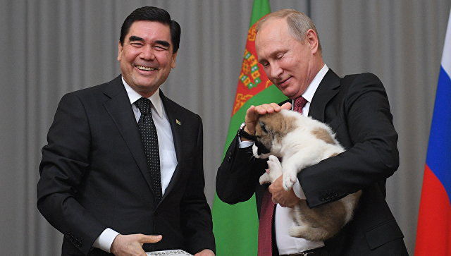 Berdymukhamedov i-a dăruit lui Putin un cățel de rasă Alabai.