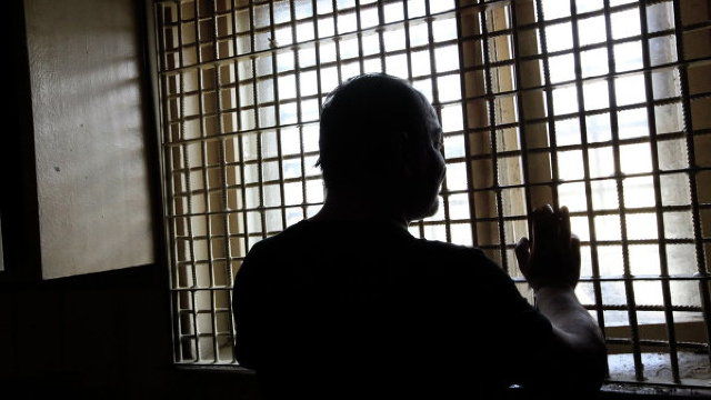 Полицейский обращается к бывшим коллегам, высказывая свое мнение о коррупции.
