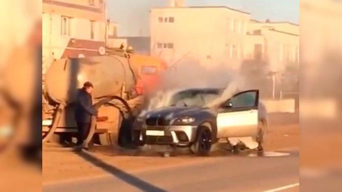 Растерявшемуся водителю пришел на помощь шофер ассенизаторской машины. 