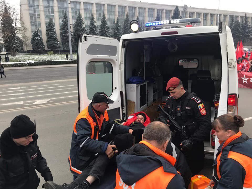 Карабинеры оказали помощь потерявшему сознание мужчине.