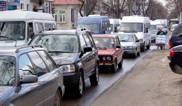 Cei care se deplasează de la Km11, sensul giratoriu CRICOVA, pentru a ocoli intersecția străzilor.C.Orheiului – str.Studenților: