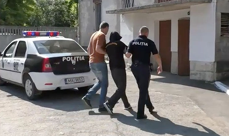 Рецидивист был задержан по горячим следам.