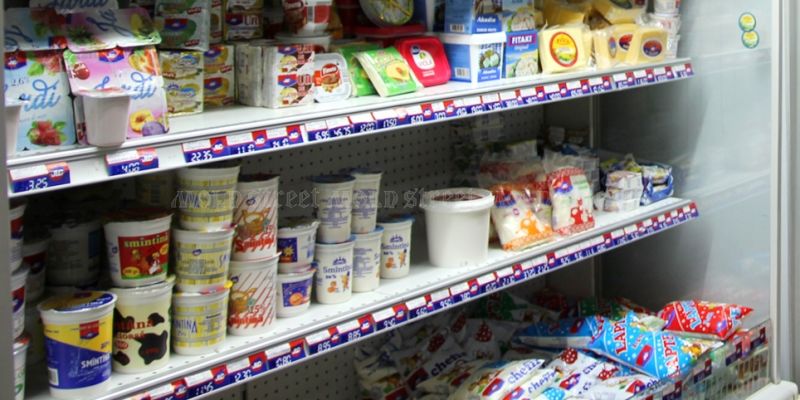 Zeci de pachete de lapte, fără termenul de valabilitate indicat pe ambalaj, au fost găsite într-un magazin din Capitală. Foto: mold-street.com