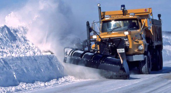 Drumurile naţionale şi autostrăzile din România vor fi curăţate de zăpadă şi gheaţă cu clorură de calciu şi alte substanţe chimice începând din iarna 2016-2017.
