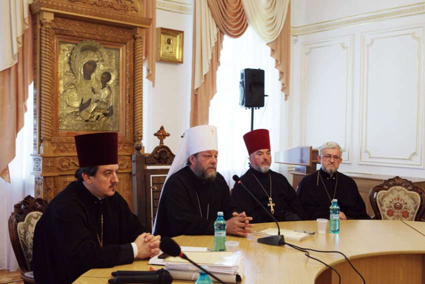 Mitropolitul nu a uitat și de asociațiile obștești religioase care s-au ridicat în ultima vreme împotriva lui. 