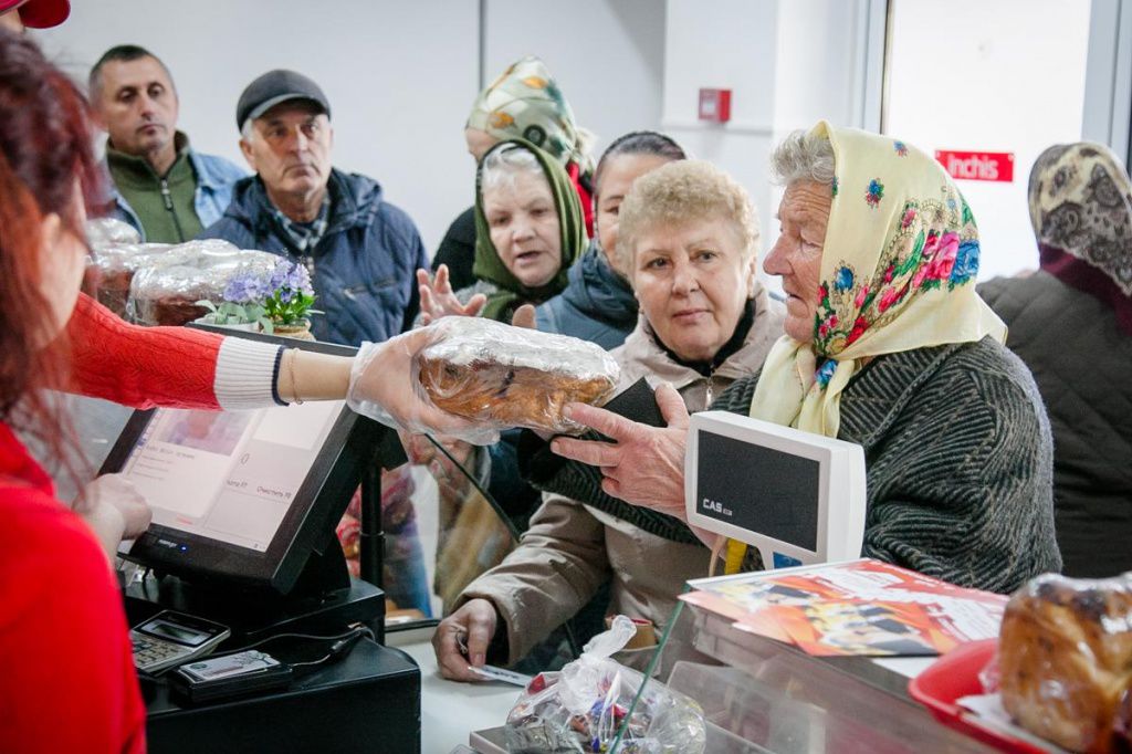 Илан Шор подарит пенсионерам 7 тысяч пасхальных куличей.