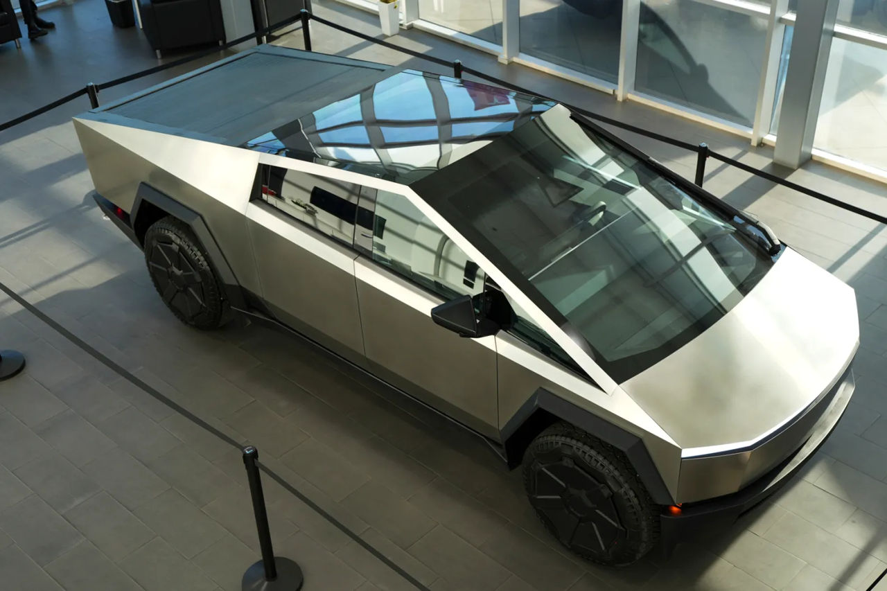 Компания Маска Tesla начала продажи пикапа Cybertruck.