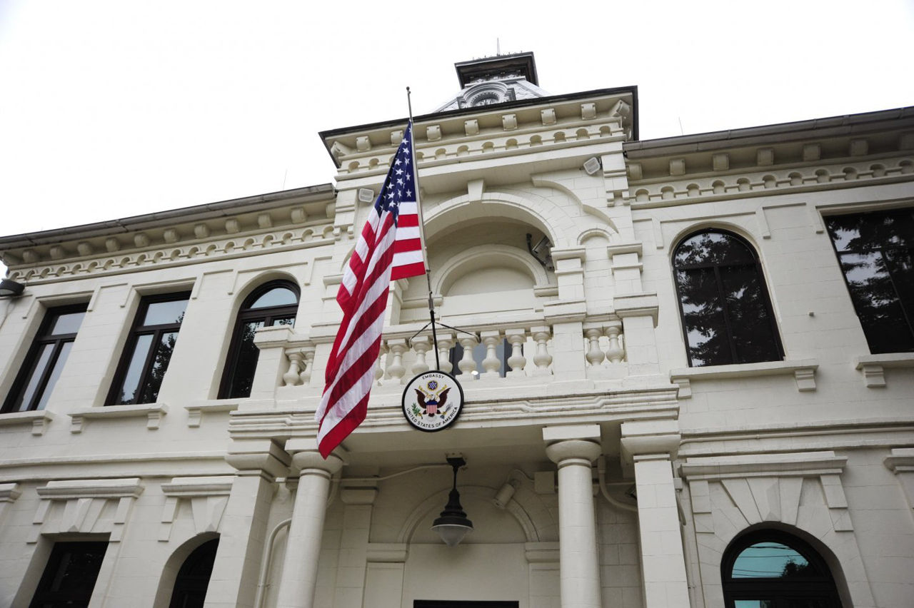Посольство США в Кишиневе запросило вмешательства полиции из-за подозрительного пакета.