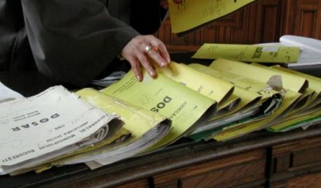 Şase vameşi reţinuţi în urma percheziţiilor de la posturile vamale Leuşeni şi Sculeni, în arest.