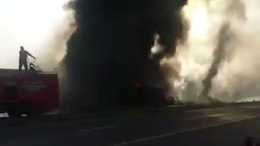 Cel puţin 123 de persoane adunate în jurul unei cisterne cu petrol care s-a răsturnat în estul Pakistanului. 