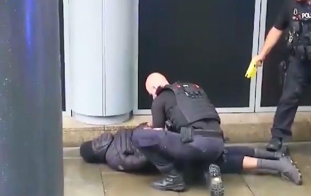 В Британии мужчина с ножом напал на посетителей торгового центра.