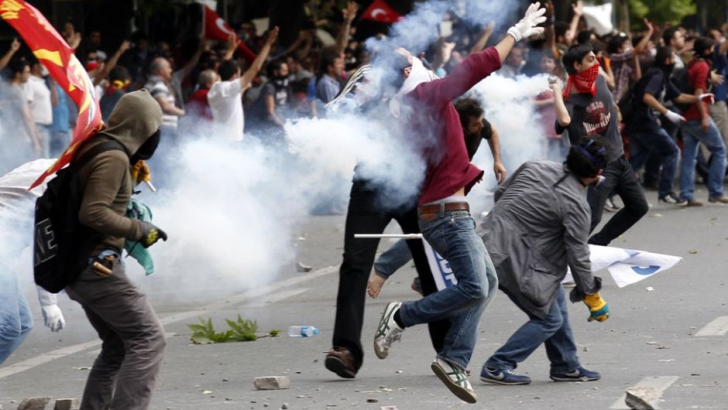 Poliţia turcă a folosit în noaptea de luni spre marţi gaze lacrimogene pentru a dispersa câteva sute de manifestanţi.