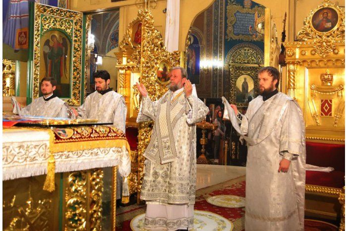 Тысячи граждан посетили храмы и святые места.