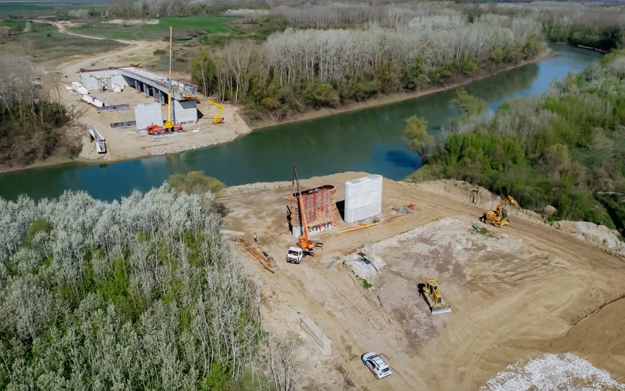 Podul de la Ungheni, gata în proporție de 45% la mai puțin de un an de la începutul construcțiilor.