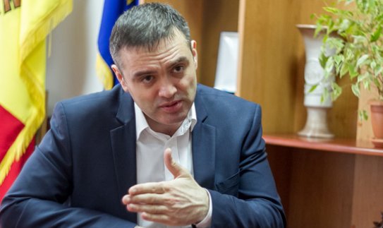 Întrebat despre invitaţia repetată a PLDM de a participa la ședința fracțiunii şi pe care şeful CNA a respins-o categoric, Chetraru a subliniat: "Eu nu merg pe ascuns, pe la sediile partidelor".