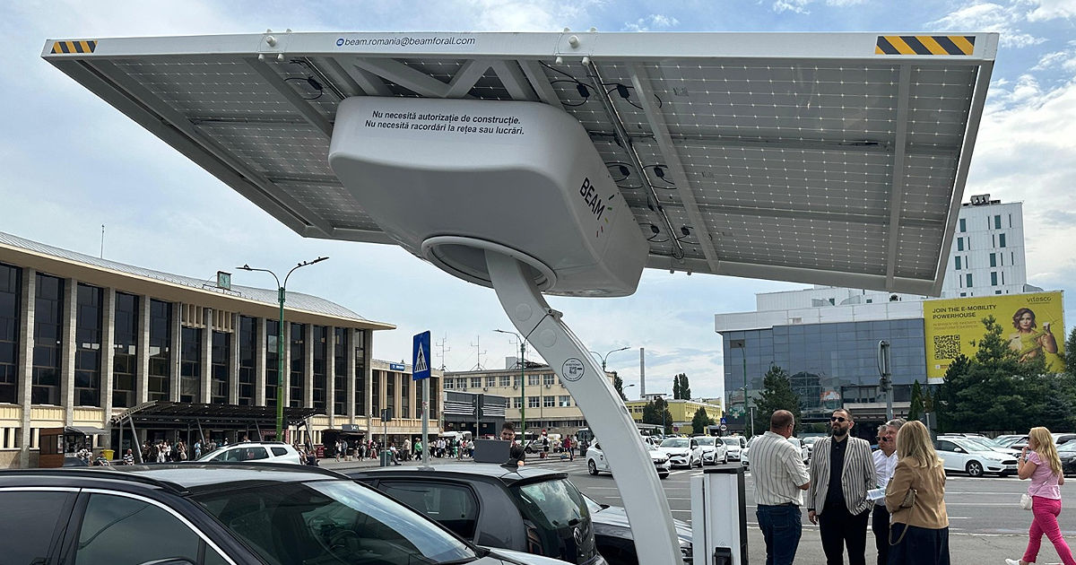 В Брашове открыли первую солнечную станцию для зарядки электромобилей.