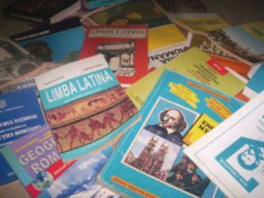 Schema de închiriere a manualelor pentru învăţământul gimnazial şi liceal funcţionează din 1999