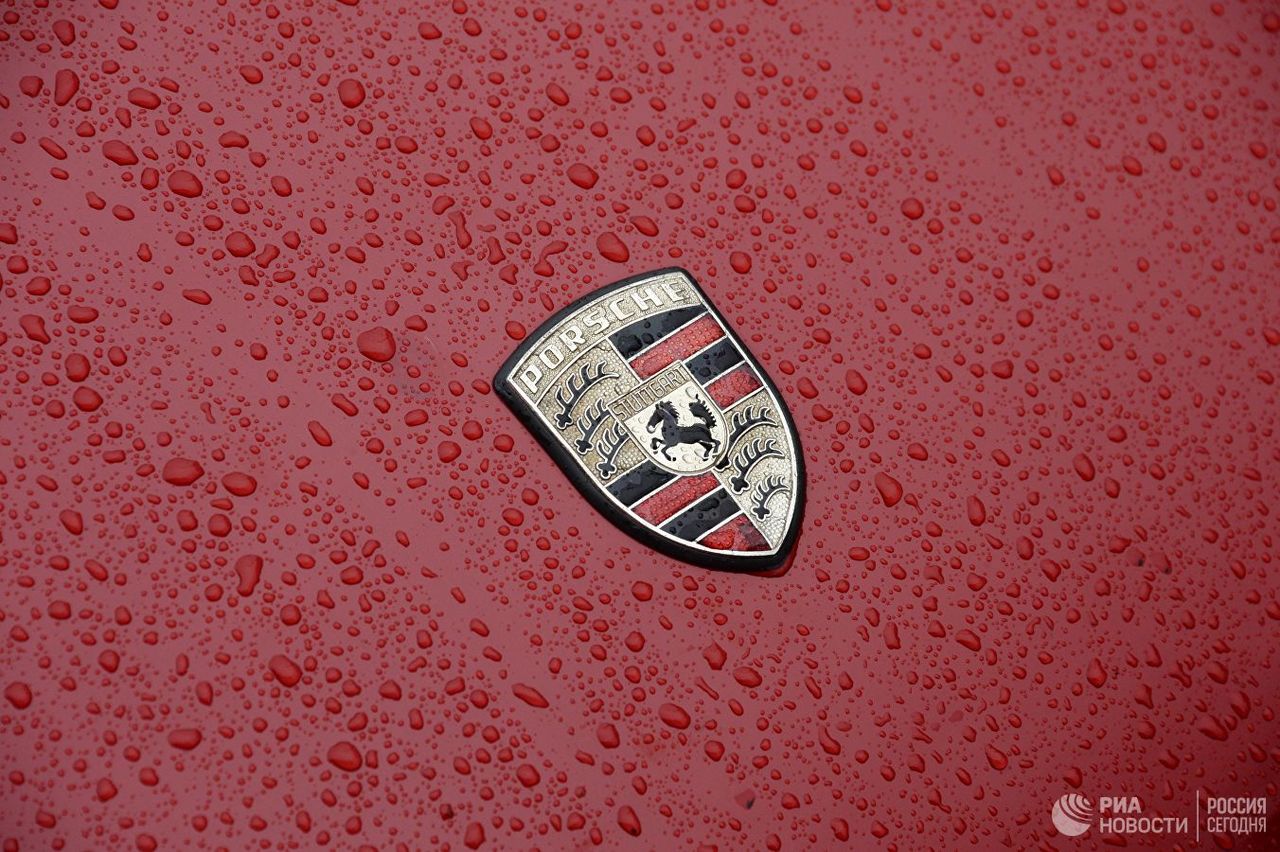 Porsche отзывает в России более 300 машин.