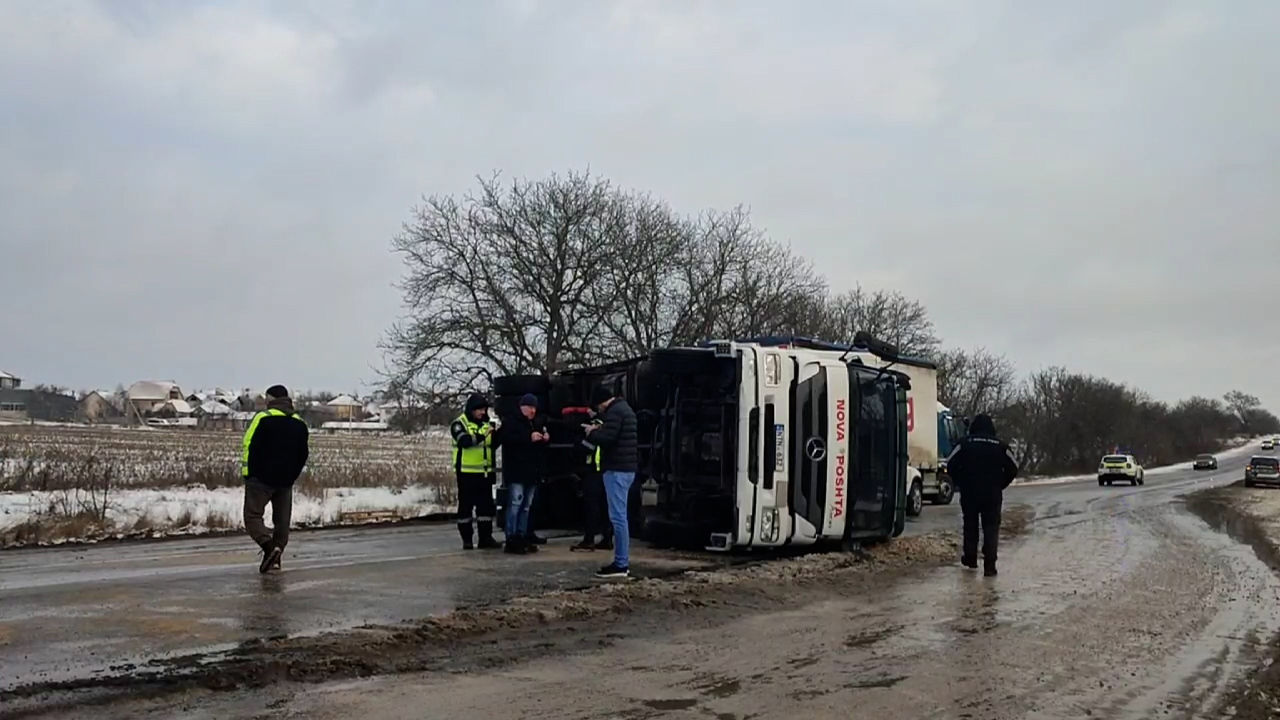 Accident pe șoseaua Balcani: Un camion s-a răsturnat și a blocat drumul.