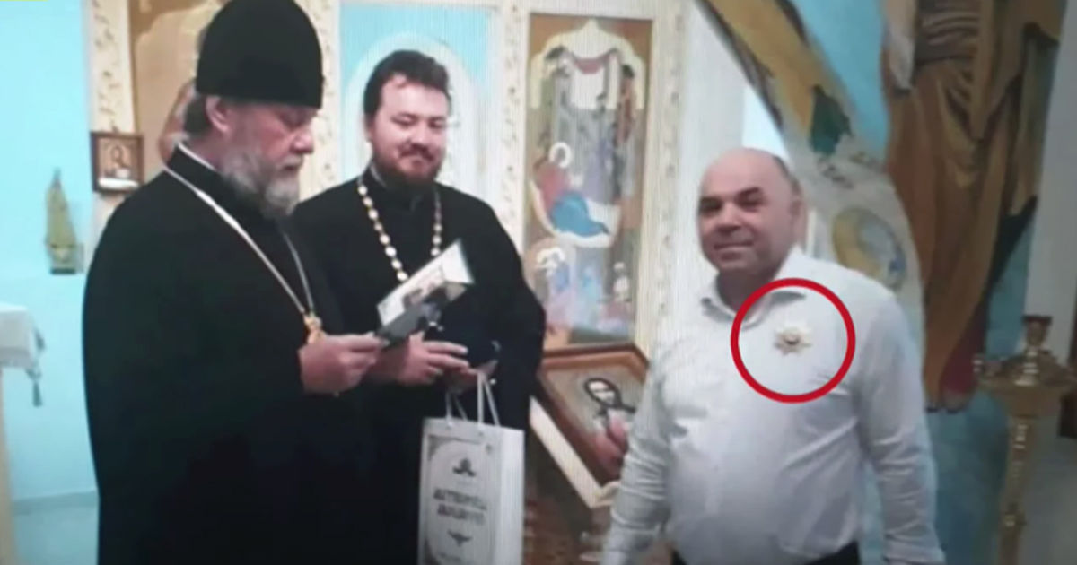 В распоряжение Jurnal TV попала фотография, как митрополит вручает орден Макене.