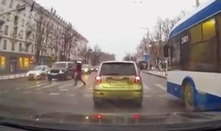Наезд на пешехода у столичной примэрии попал на видео.