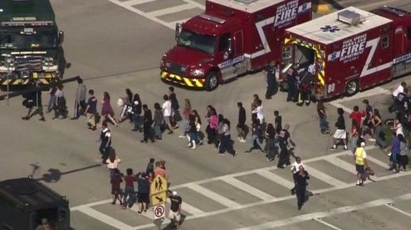 Momentul atacului de la liceul din Florida, soldat cu 17 morţi. Foto: Click