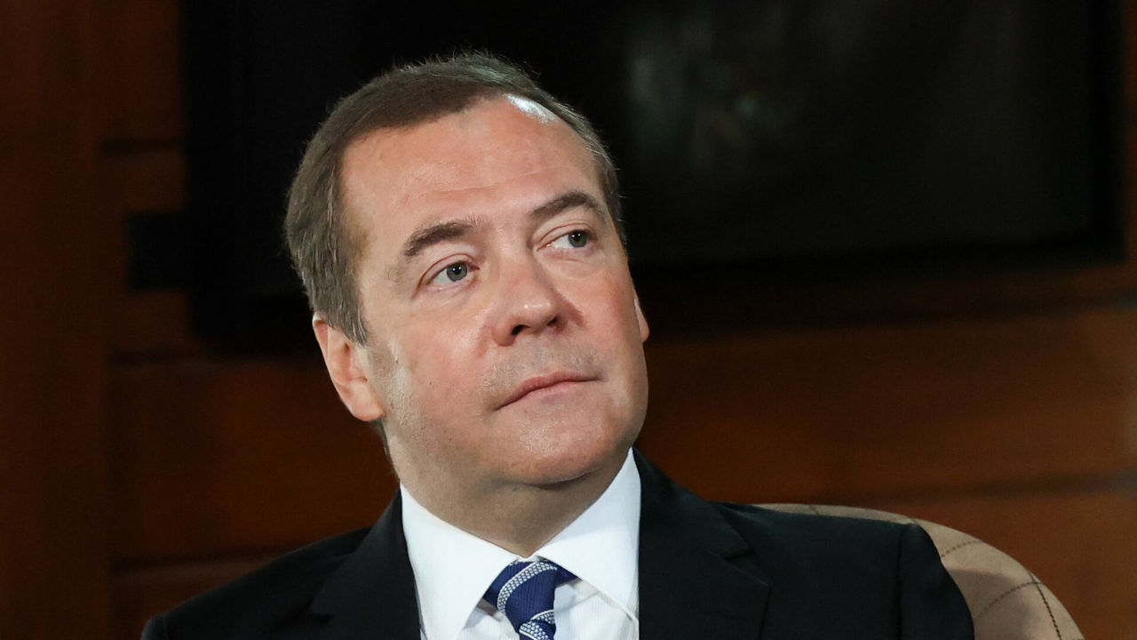 Медведев назвал Борреля "увядшей брюссельской капустой".