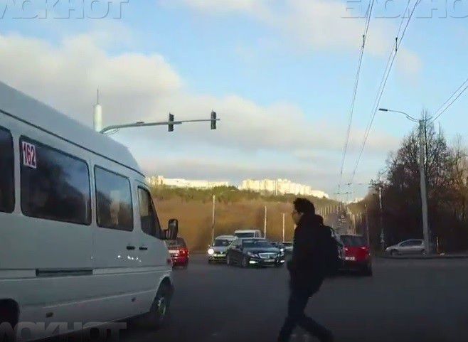 Подросток едва не попал под колеса автомобиля, торопясь к маршрутке.