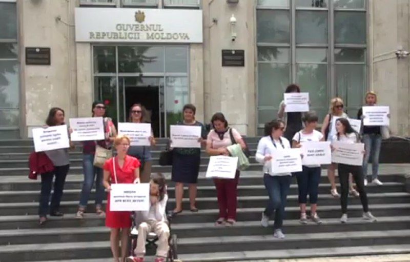 Родители требовали предоставить право на образование для детей с особыми потребностями и скандировали "Все дети равны" и "Прекратите дискриминацию".