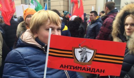 Manifestanţii ţin în mâini mesaje din partea preşedintelui rus Vladimir Putin. Foto: jurnal.md