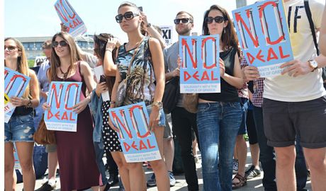 După o săptămână de speculaţii, zvonuri, avertismente şi demonstraţii pro şi anti-austeritate, 61% dintre greci au votat împotriva condiţiilor cerute de creditori.
