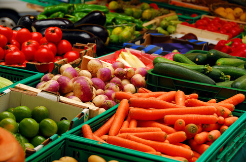 S-au majorat preţurile la: vite şi păsări în masă vie – cu 14,7%, ouă alimentare – cu 16,0%, lapte – cu 4,9%.