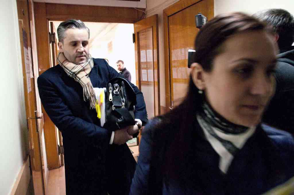 Era o zi de naştere cînd Shor s-a prezentat la Vlad Filat cu o cutie neagră. A stat la masă şi a plecat. Foto: jc.md