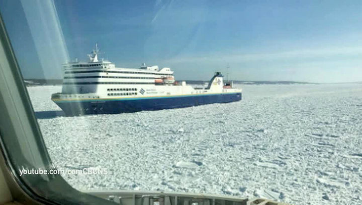 Накануне судно вышло из порта Северного Сиднея и вскоре оказалось заблокированным во льдах.