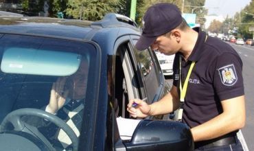 Încalcă regulile de circulaţie chiar sub nasul Poliţiei. Foto: aparatorul.md