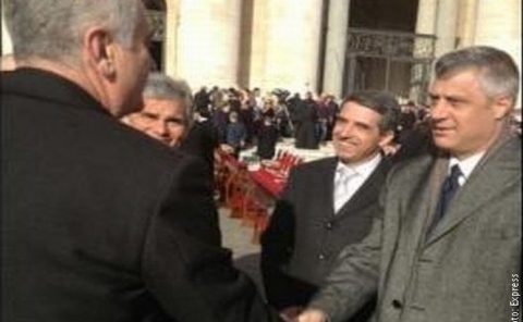  Preşedintele sârb, Tomislav Nikolic, a dat mâna, pentru prima oară, cu premierul provinciei Kosovo, Hashim Thaci. 