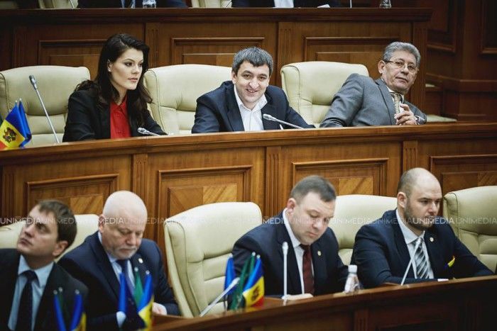 Propunerea PL a fost votată și de 5 socialiști „după care conștientizând că nu pot vota împotriva scopurilor Federației Ruse și-au retras votul”.